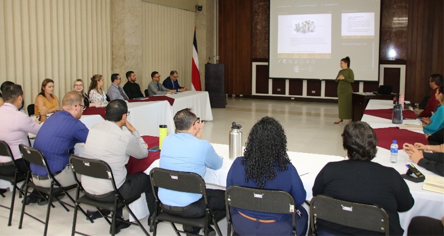 Personal de la Dirección Jurídica se capacita en temas de comunicación institucional