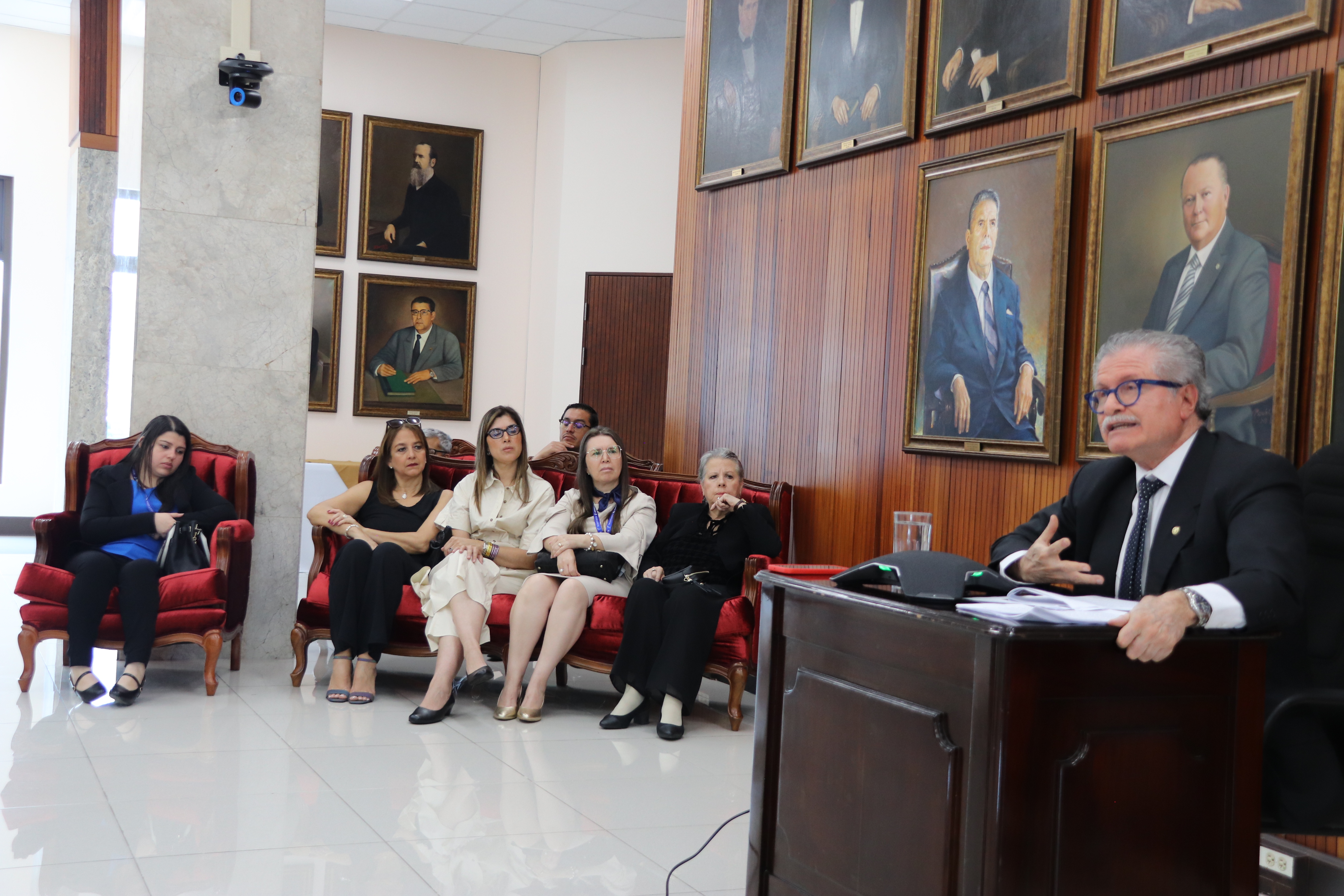 “La independencia judicial se encuentra constantemente amenazada, debilitada”