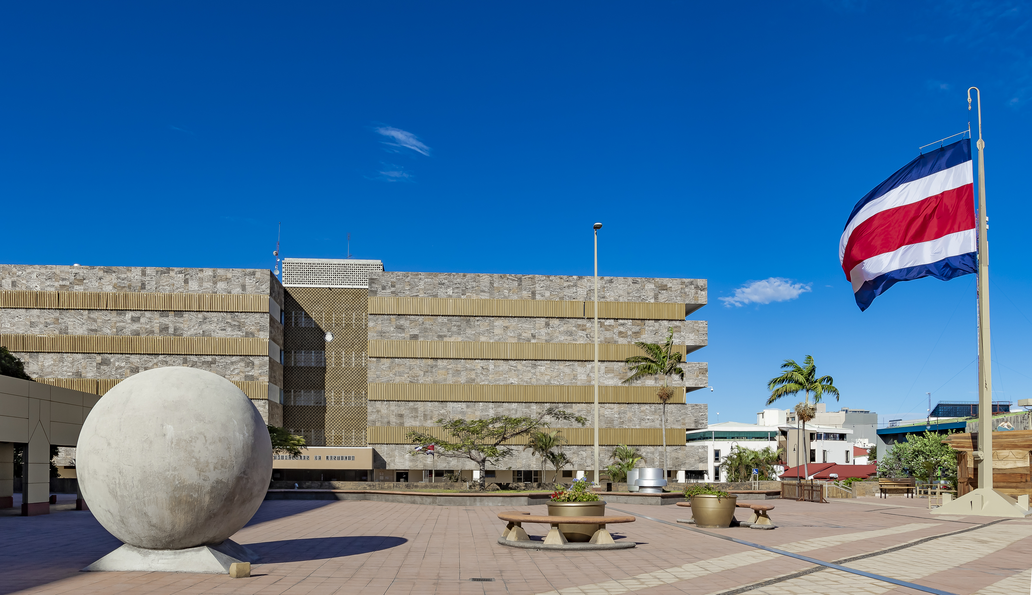 imagen de la plaza del Poder Judicial con el edificio de tribunales al fondo