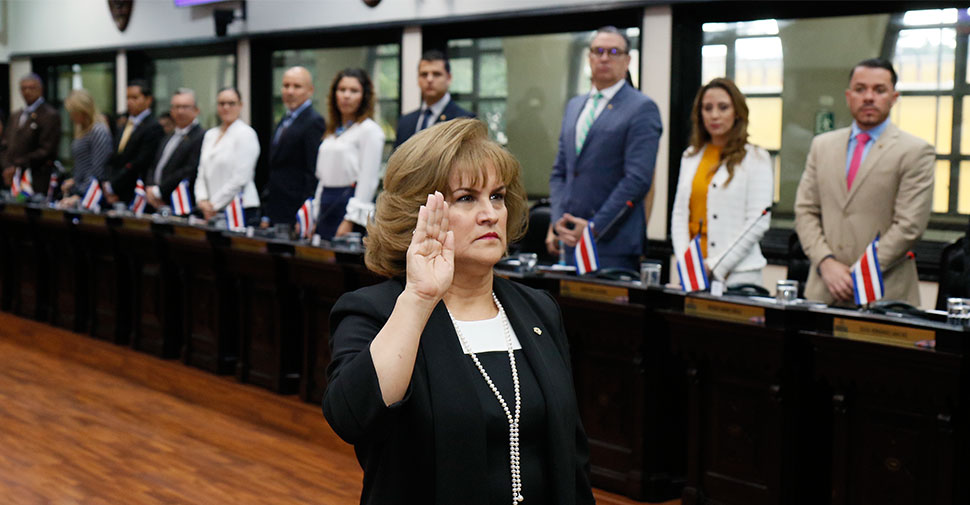 Directorio legislativo juramenta a Magistrada Julia Varela Araya